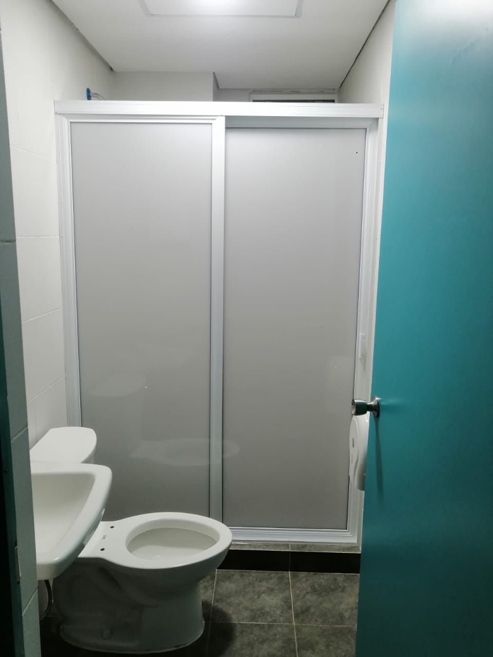 Fotografía adicional de Canceles de Baño y Comerciales