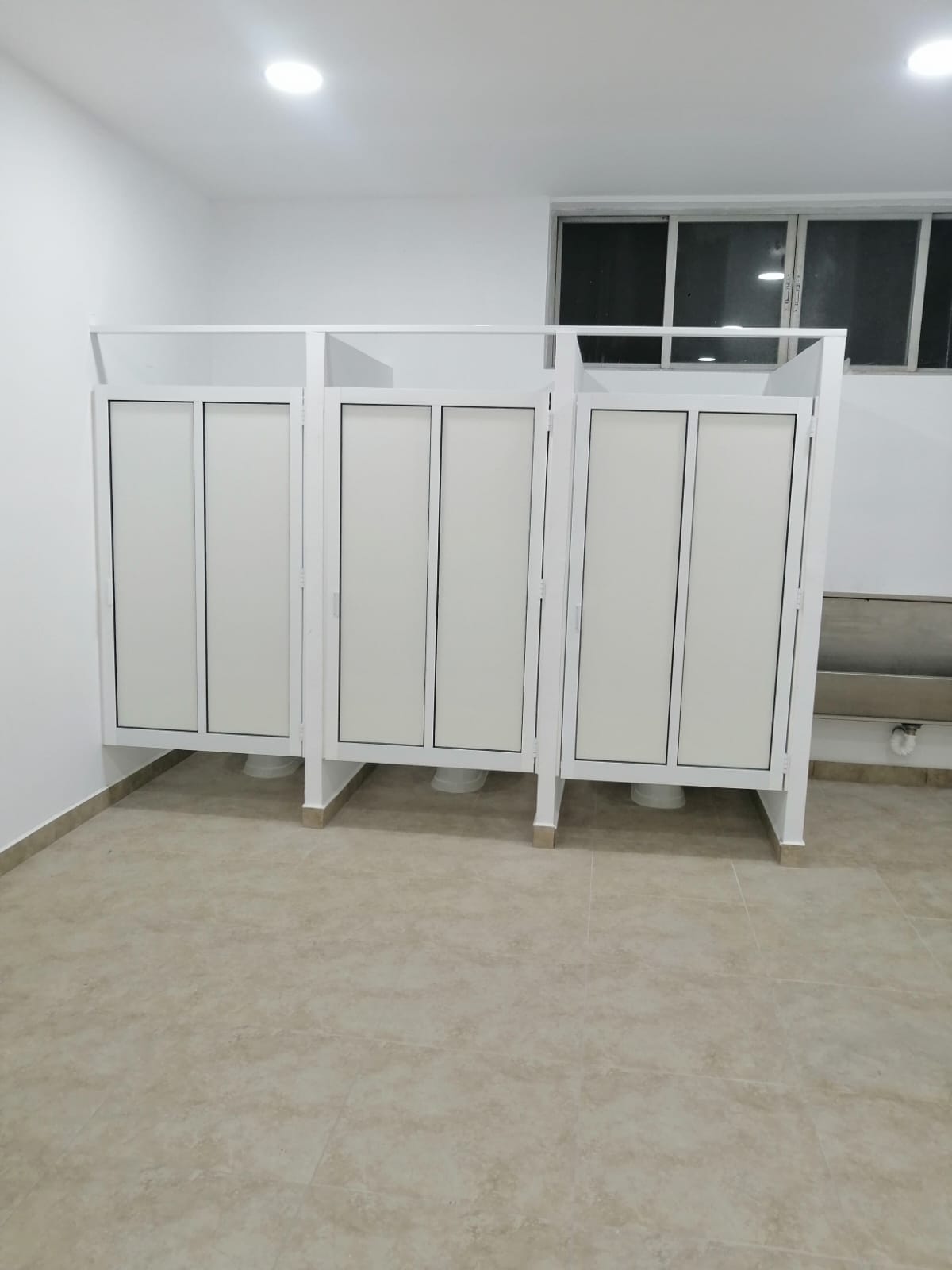 Fotografía adicional de Canceles de Baño y Comerciales