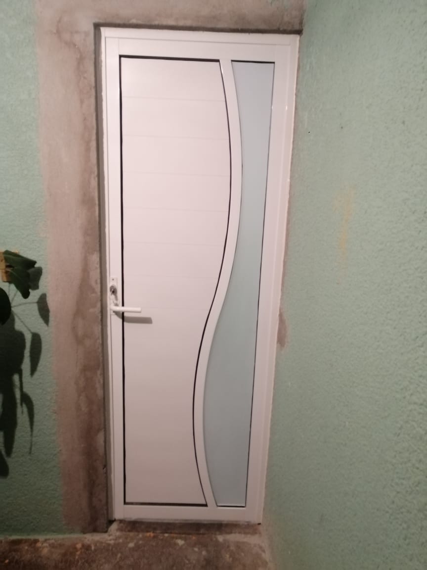 Fotografía adicional de Puertas de Aluminio y Cristal
