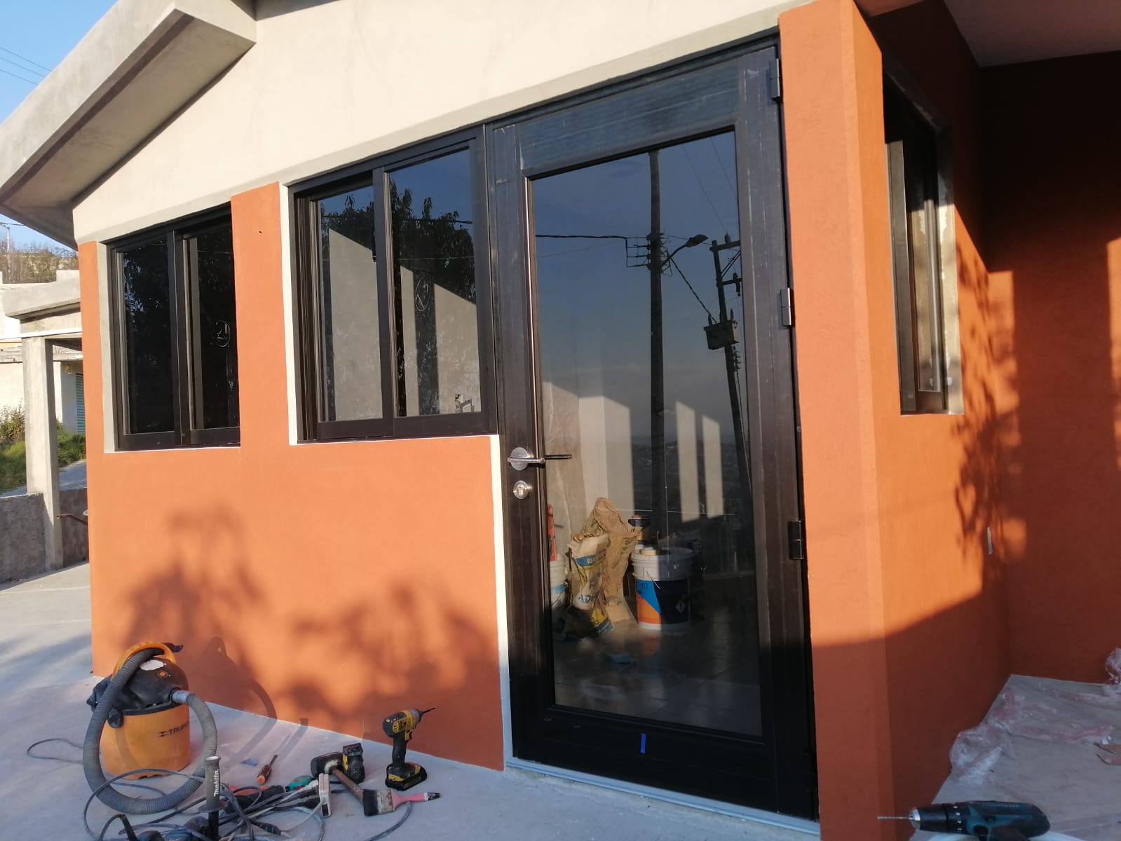 Fotografía adicional de Puertas de Aluminio y Cristal